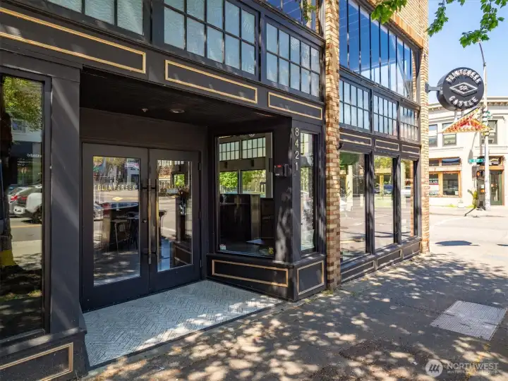 So close to the best of the Phinney Ridge and Greenwood business districts, including local favorite restaurants Flint Creek and Bar Sur Mer.