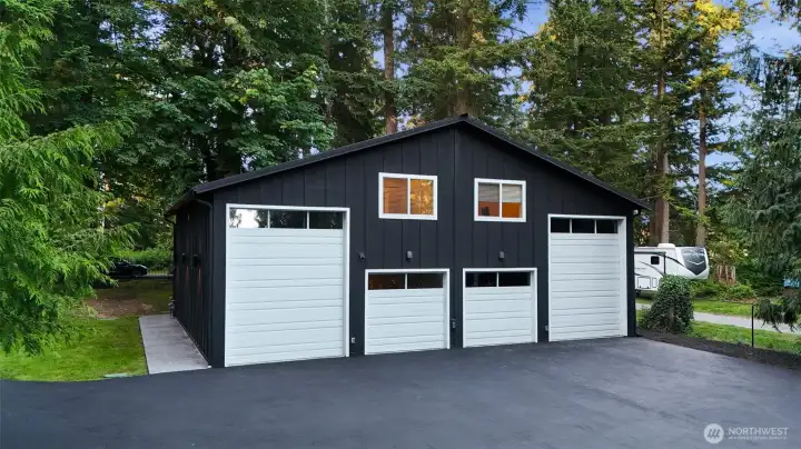 2016 sq ft garage/shop w/ADU over 2016 sq ft garage/shop w/ADU over