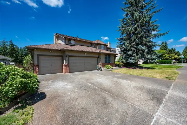 Large 3-car driveway Large 3-car driveway