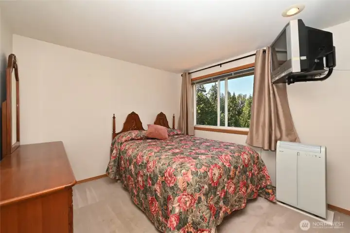 Each bedroom has a portable A/C unit, all windows are woodwrapped Each bedroom has a portable A/C unit, all windows are woodwrapped