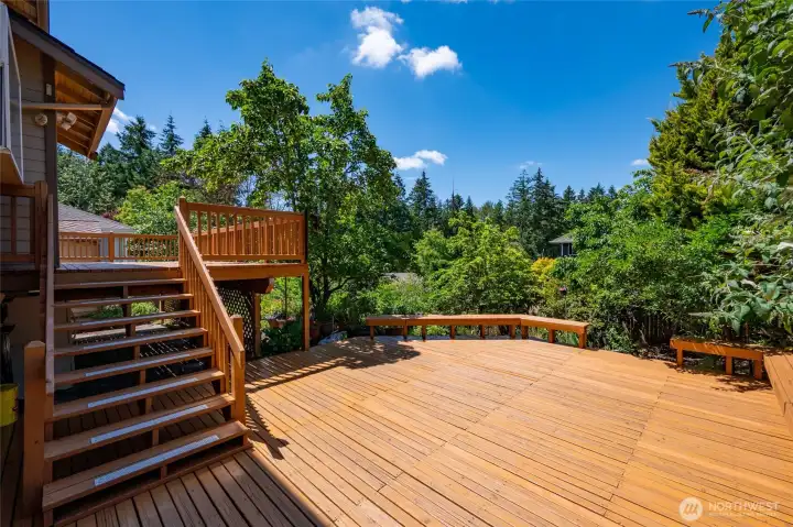 Large 2-level deck perfect for barbecue parties Large 2-level deck perfect for barbecue parties
