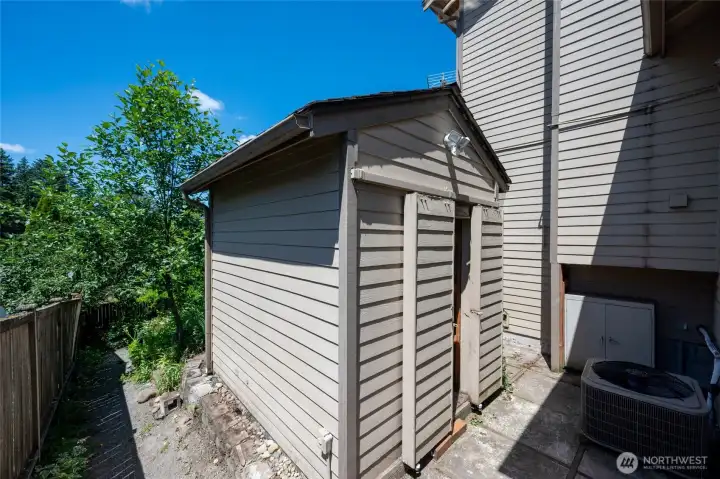 Storage shed and heatpump Storage shed and heatpump