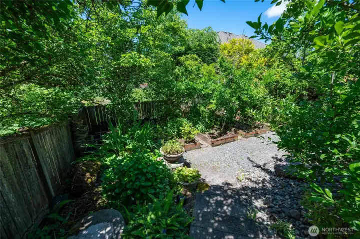 Raised garden beds and ornamental landscaping Raised garden beds and ornamental landscaping