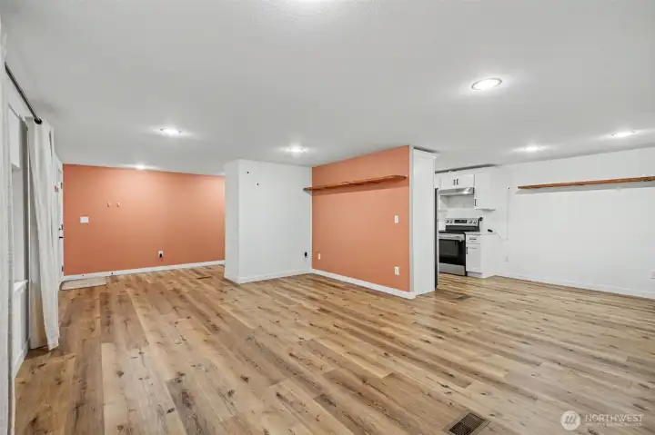 New flooring throughout (2023)