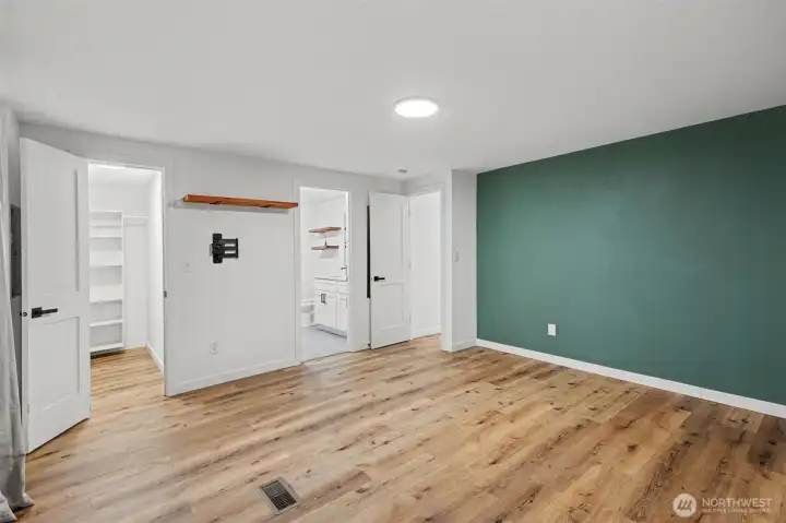 Spacious primary suite with a private en-suite bathroom