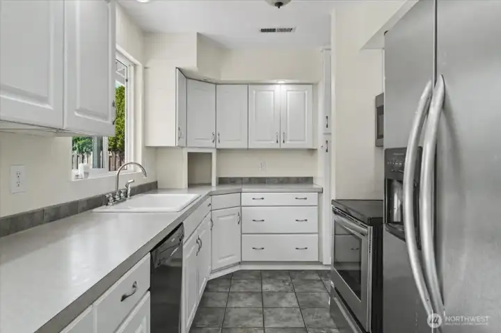 Kitchen with everything you need.