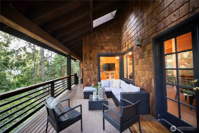 Beautifully crafted deck-perfect for parties.