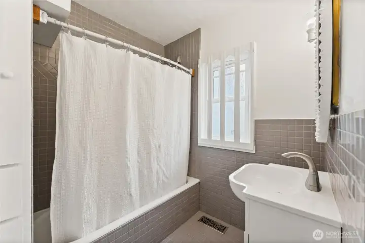 Main house full bathroom