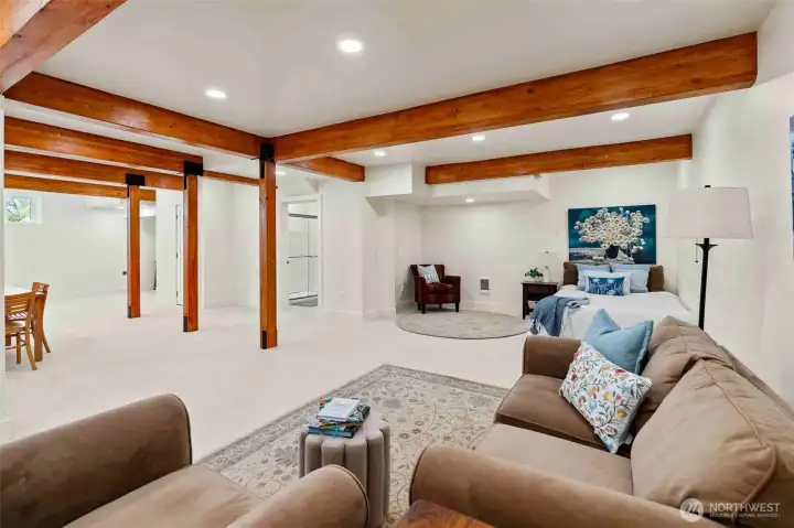 Open full basement 1000+ sq ft(?)