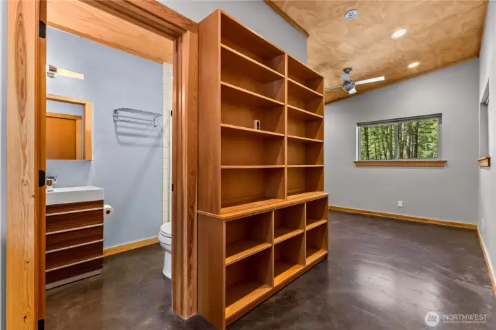 Guest house/office with bathroom & built-ins