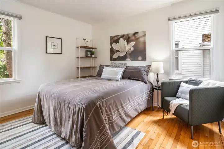 Second bedroom on the main level, so bright and cheery!