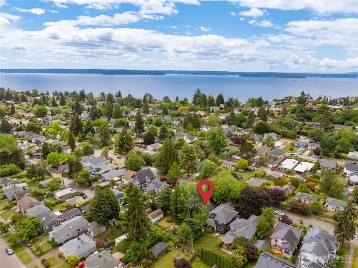 Enjoy your dream West Seattle summer with quick, easy access to Alki, Lowman Beach, Lincoln Park and more.