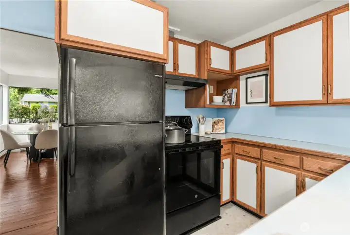 Equipped with a brand-new oven and refrigerator