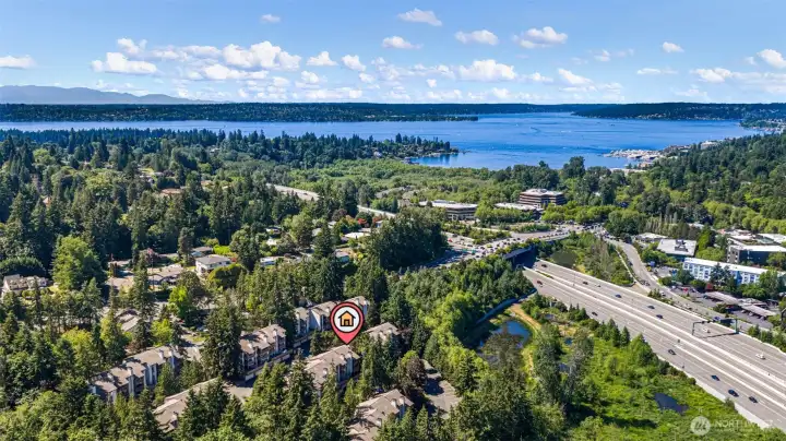 Just a few minutes' drive from Houghton Beach Park and many other waterfront activities! Enjoy beautiful views of Lake Washington and easy access to a variety of parks, restaurants, and lakeside amenities.