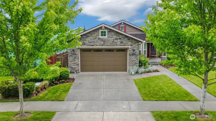 2-car garage, in driveway space for 2 more, PLUS legal parking on both sides of the street! Lots of space for your friends, family and neighbors, too!