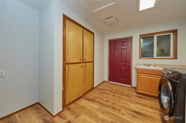 Huge laundry room with great storage!