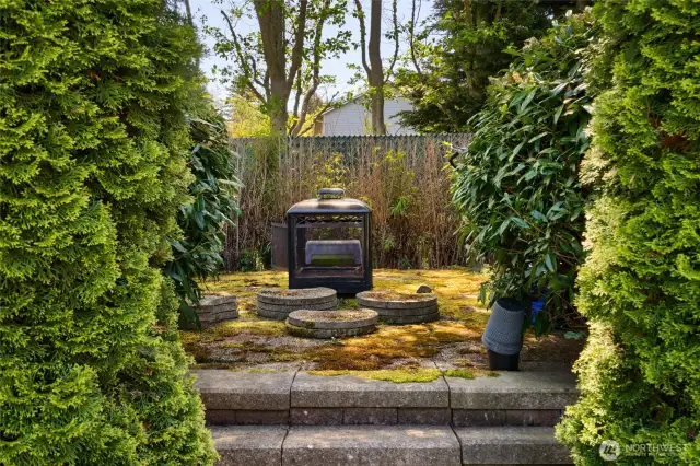 hidden seating area, could be really cute with very little tlc