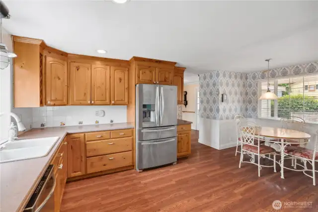 Spacious breakfast nook!