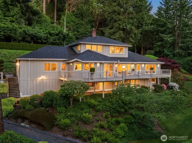 This pristine gem is waiting for you to take over ownership and call Seahurst Highlands home.