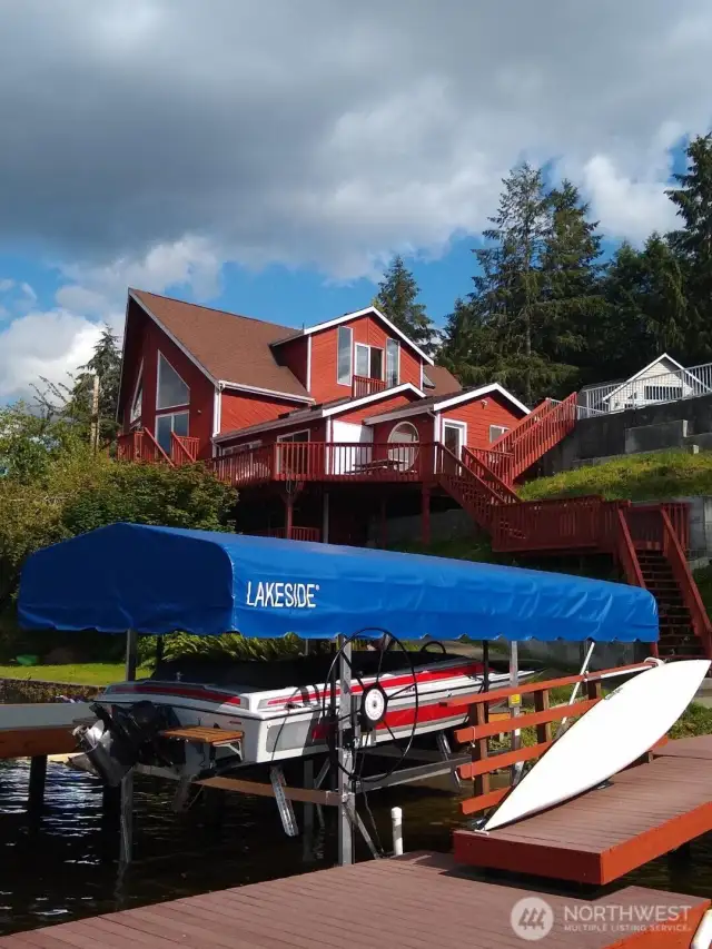 Boat lift with cover on.