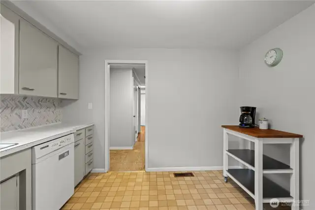 Kitchen - hallway leading to bedrooms