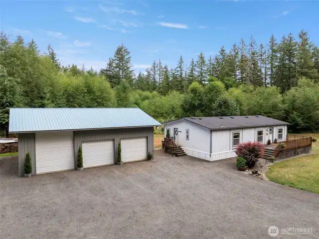 Large 30x40 shop. Clean property! Ready to move in.