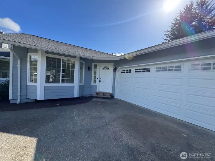 Very nice newer garage door.