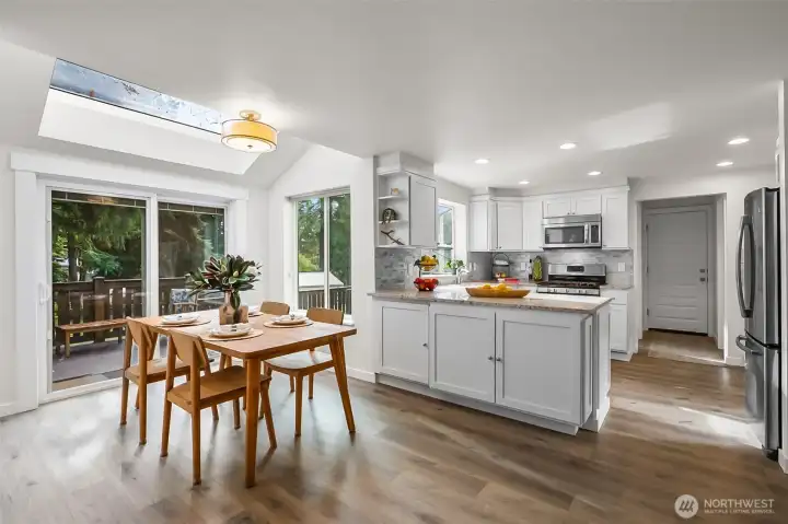 Very functional layout for dining and living