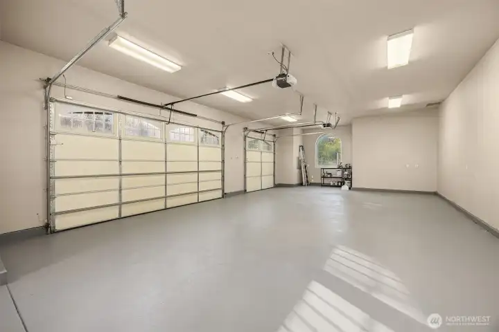 Oversized 3+ car garage with work space