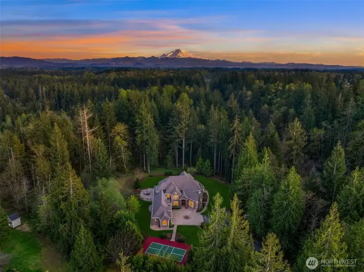A lovely home tucked away yet just min. from HWY 18, Covington, Maple Valley and Black Diamond