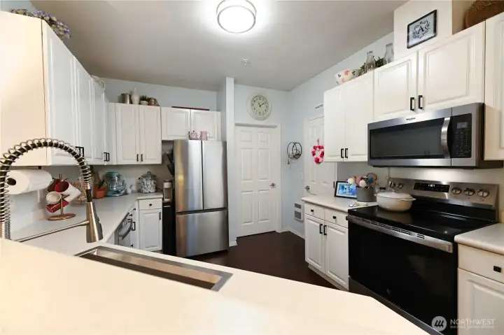 Great kitchen with plenty of counter space and cabinets.