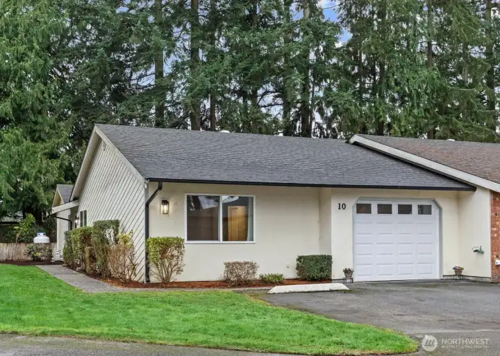 It's not often you find a rambler style condo, but here's your amazing opportunity to make it yours.