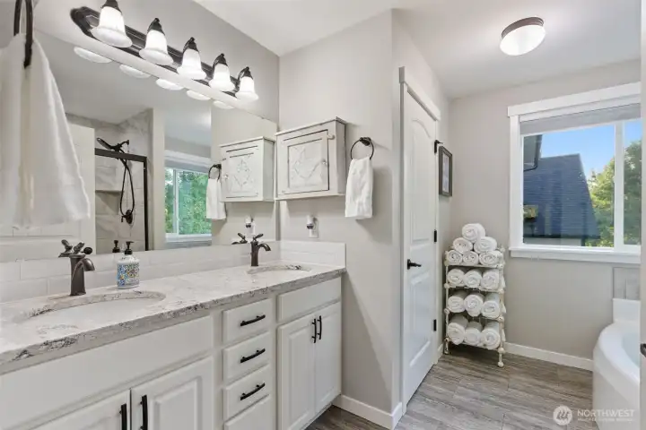 Dual sinks in en'suite