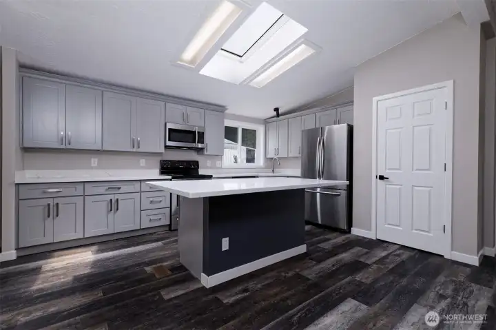 Beautiful all-updated kitchen!