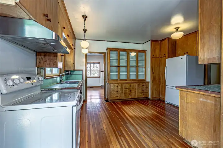 Spacious kitchen with tons of built in storage