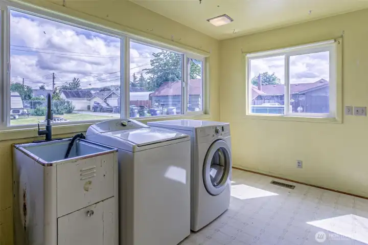 Large Laundry/Utility room.
