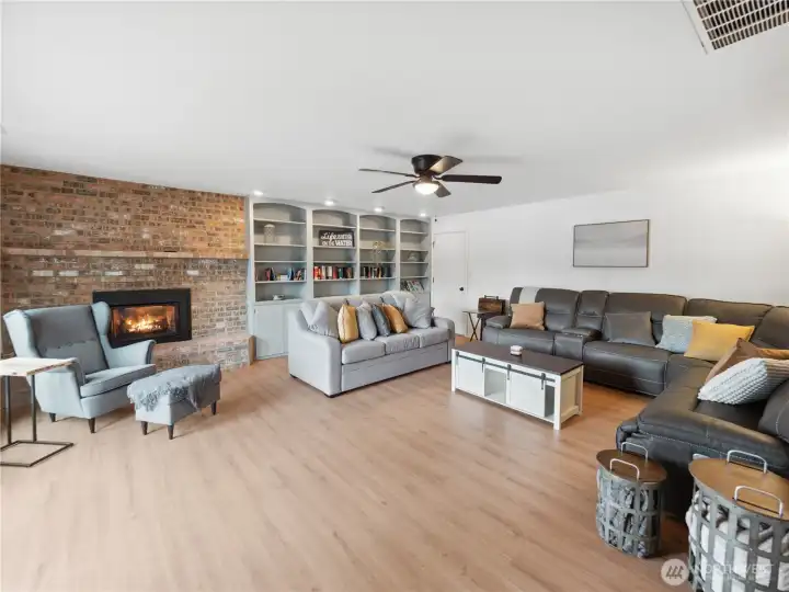 Huge family room. Great for entertaining at the lake house.