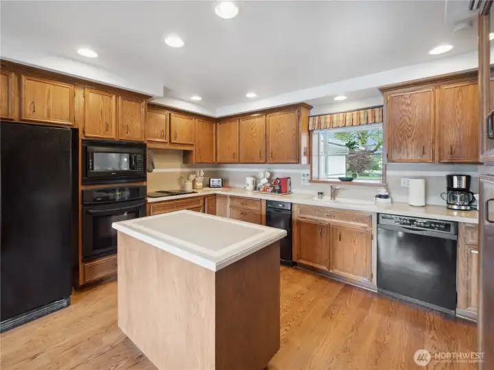 Kitchen with prep bar....