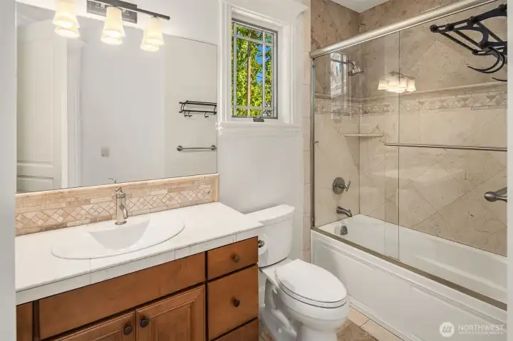 Bedroom 4 with Full bathroom