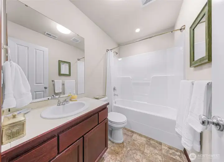 Full guest bath located on the second floor Full guest bath located on the second floor