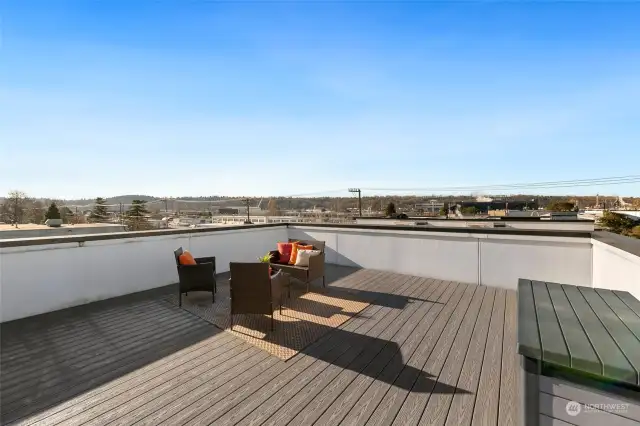 From sunrise coffee to sunset cocktails, this rooftop deck is your new favorite hangout. Bonus points for the endless potential: fire pit nights, outdoor dining, or stargazing under the city lights.