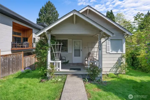 Welcome to 5236 40th Ave SW! A short stroll to Whole Foods, LA Fitness and a dozen eateries, this convenient location can't be beat!