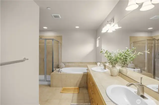 Primary ensuite 5-piece bathroom