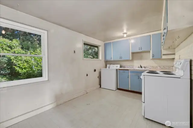 w/d hook up in kitchen, refrigerator is in dining space
