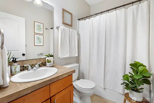 Main floor full bathroom