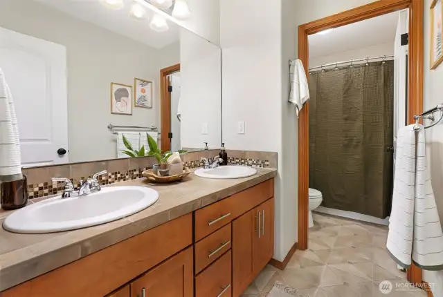 Upstairs full bathroom