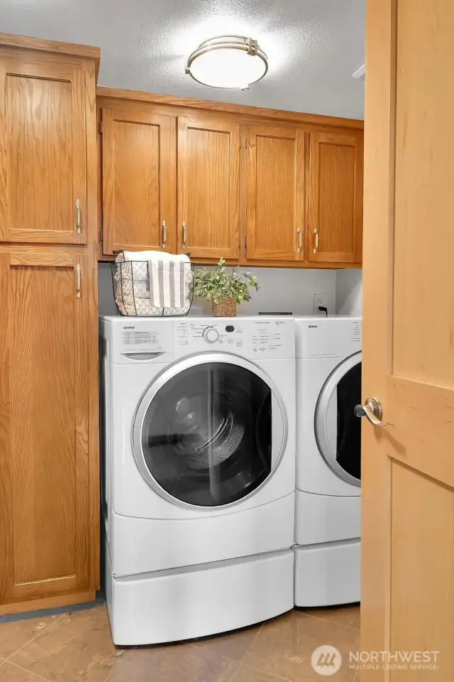 Loads of storage, full sized washer/dryer