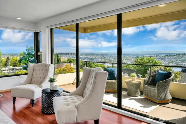 Floor to Ceiling Windows, 180 degree views