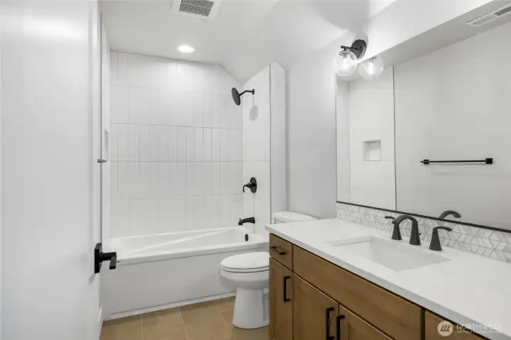2nd floor Guest Bath. 2nd floor Guest Bath.