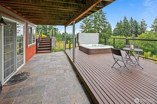 Entertainment-size Deck with Hot Tub